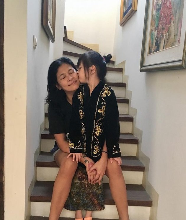 Being a Cool Grandma, Take a Look at Djenar Maesa Ayu's Moments When Babysitting Her Beautiful Granddaughter