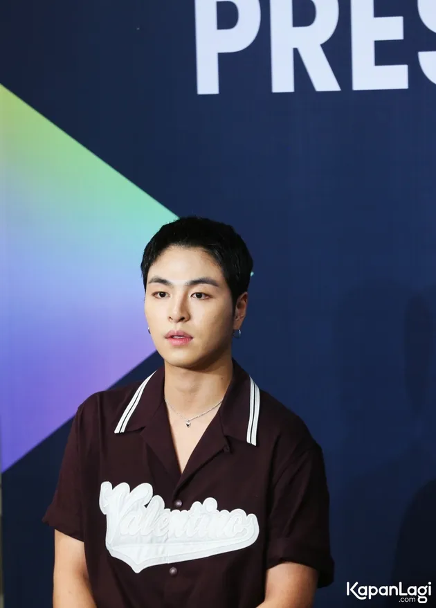  iKON Melakukan Press Conference