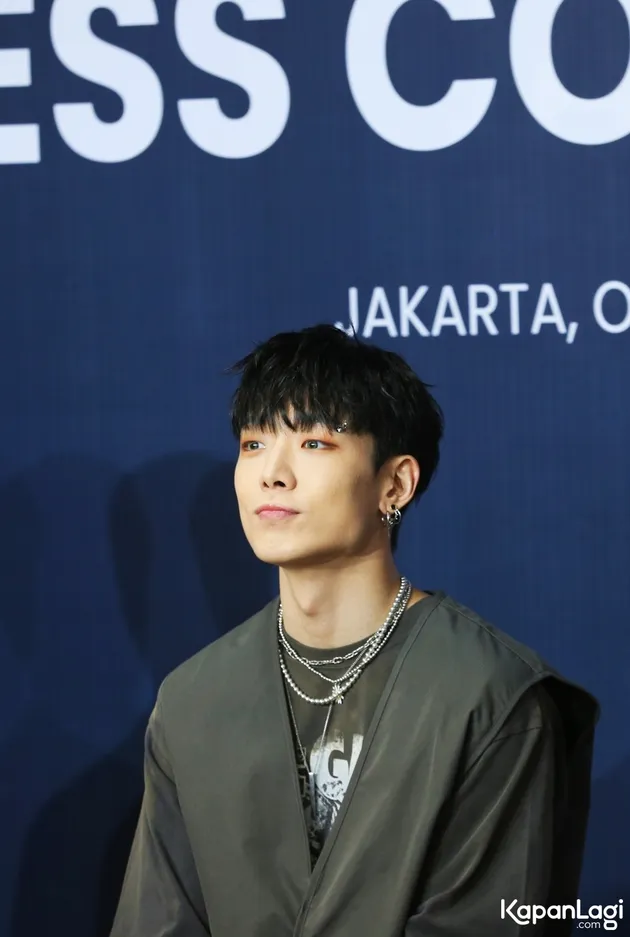  iKON Melakukan Press Conference