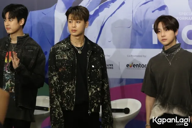  iKON Melakukan Press Conference