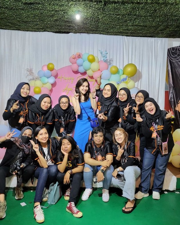 Being a Singer at Her Own Event, Here are 7 Photos of Ayu Ting Ting's Birthday Celebrations with Fans - Her Casual Look with Sleeveless Dress