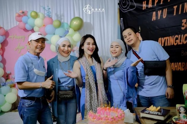 Being a Singer at Her Own Event, Here are 7 Photos of Ayu Ting Ting's Birthday Celebrations with Fans - Her Casual Look with Sleeveless Dress