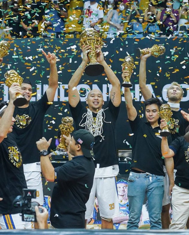 Baim Wong Celebrates Satria Muda Basketball Team's Victory with Paula Verhoeven