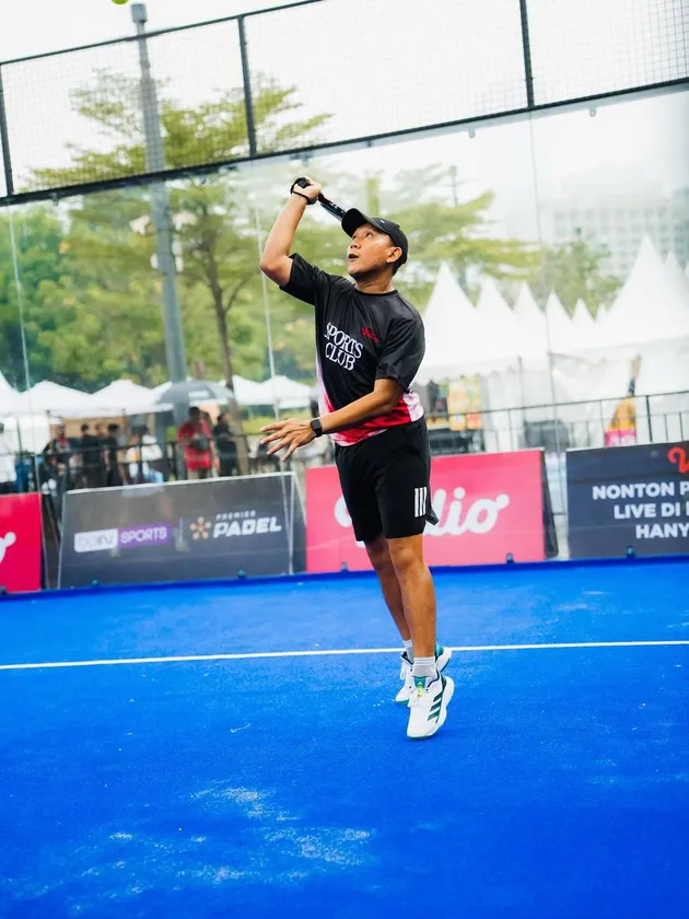 Oki Rengga main padel