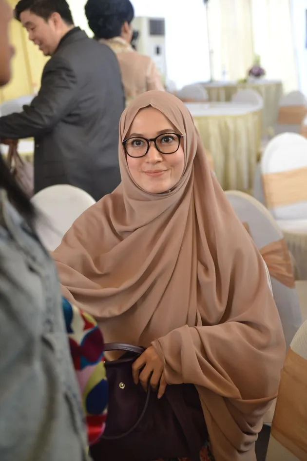 Seleb cantik berhijab lebar