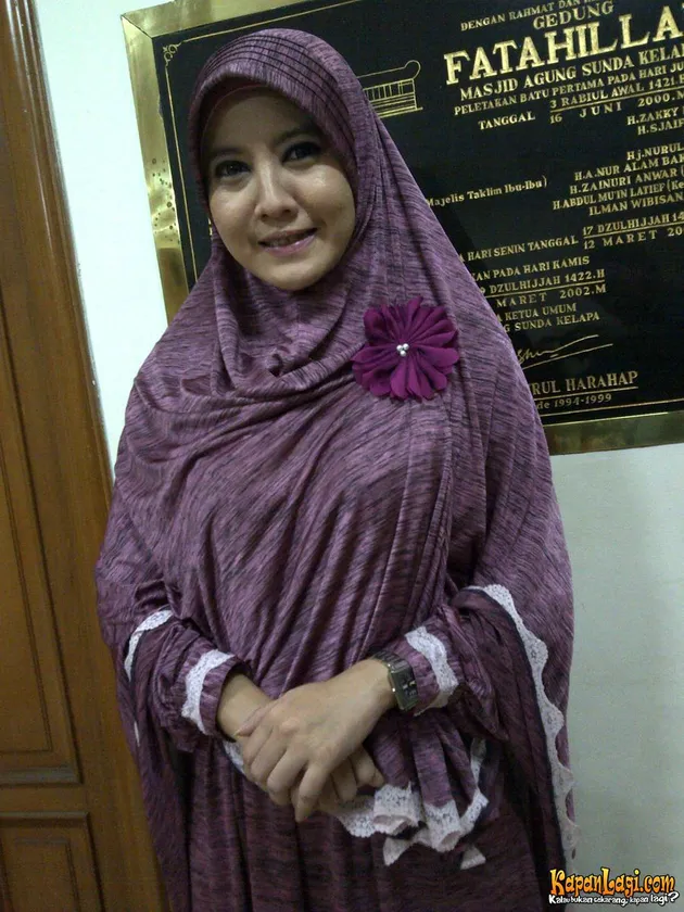 Seleb cantik berhijab lebar