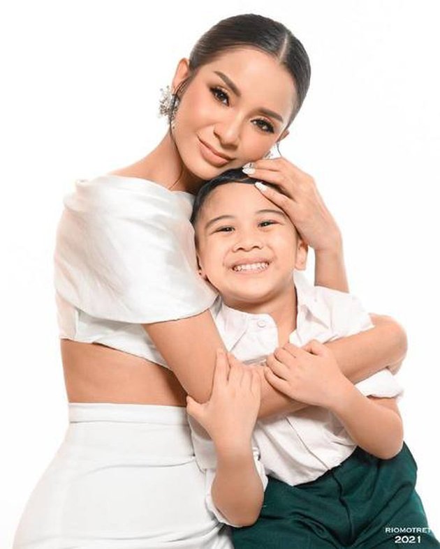 Being a Single Mom, 7 Compact Portraits of Female Celebrities with Their Sons - Some are Like Older Siblings