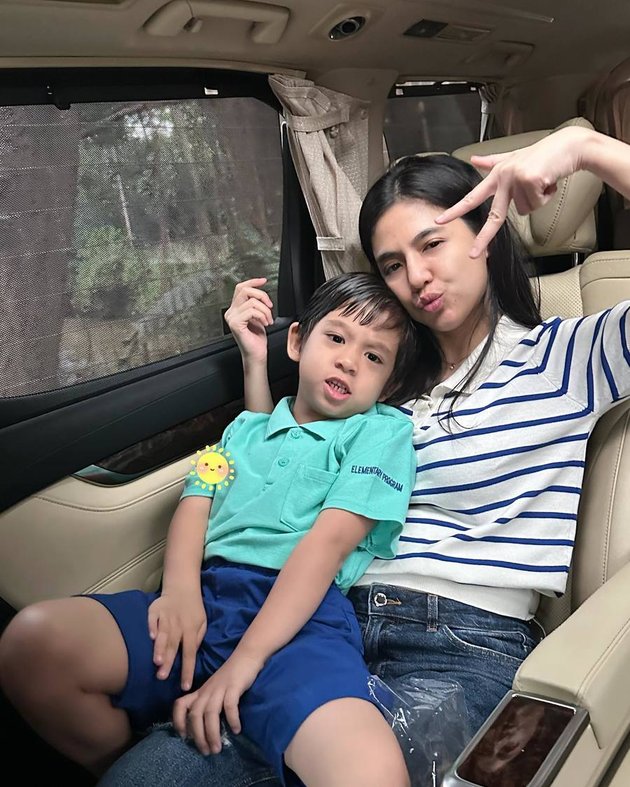 Being a Single Mom, Here are 8 Portraits of DJ Putri Una Taking Care of Her Only Son Alone