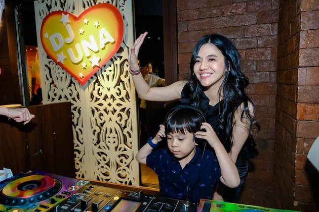 Being a Single Mom, Here are 8 Portraits of DJ Putri Una Taking Care of Her Only Son Alone