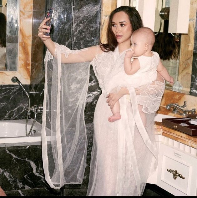 Being a Single Mom, Aura Kasih's Portrait When Taking Care of Her Child - Apologizing for Not Being a Perfect Parent