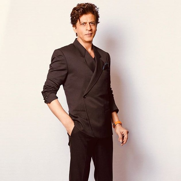 Being the Couple Stylist of The Year, SRK Brings Gauri's Dress - Sharing a Loving Gaze