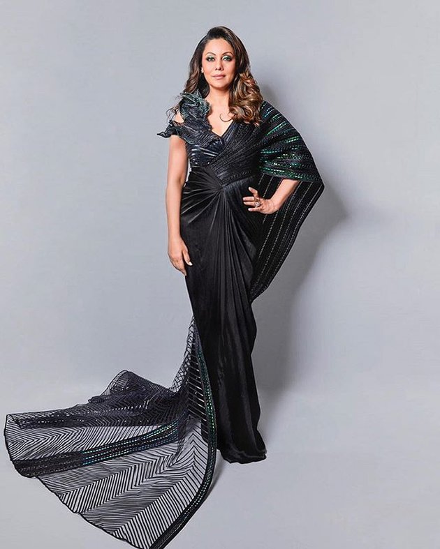 Being the Couple Stylist of The Year, SRK Brings Gauri's Dress - Sharing a Loving Gaze