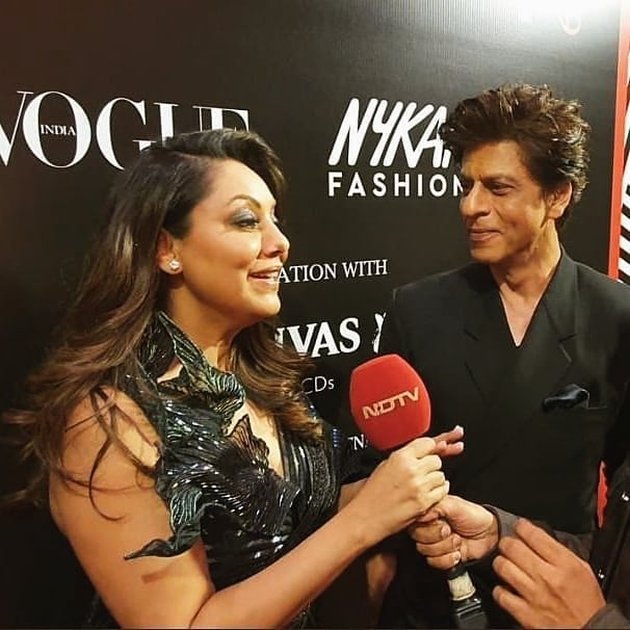Being the Couple Stylist of The Year, SRK Brings Gauri's Dress - Sharing a Loving Gaze