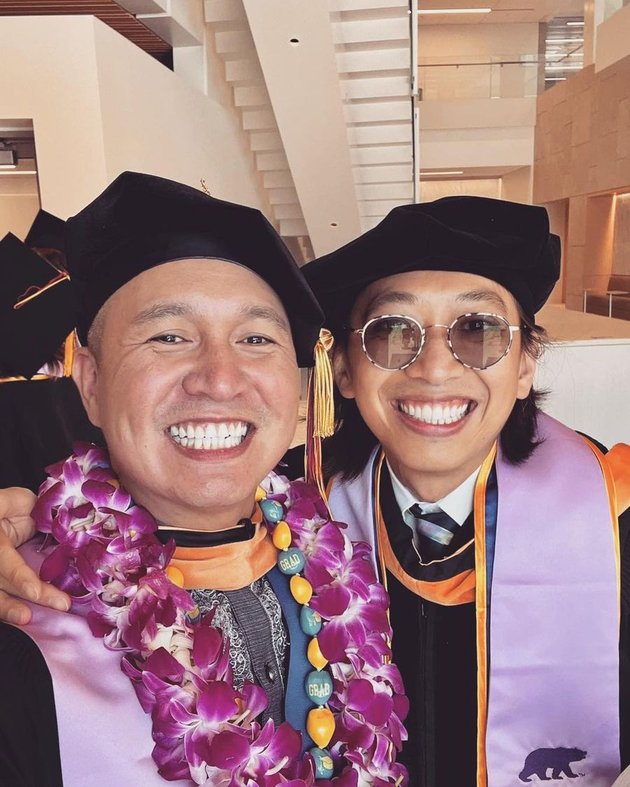 Becoming a Medical Professional in America, Here's a Newly Revealed Portrait of Alfandy Trio Kwek Kwek's Doctoral Graduation