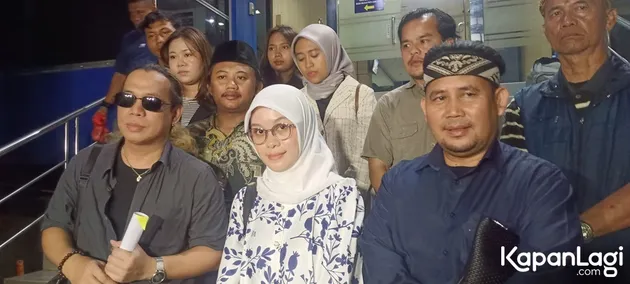 Ayu Chairun Nurisa bawa bukti