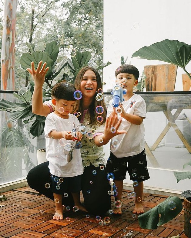 Being the Most Beautiful at Home, Here are Photos of Putri Titian Taking Care of Her Two Sons: Playing and Gardening Together!