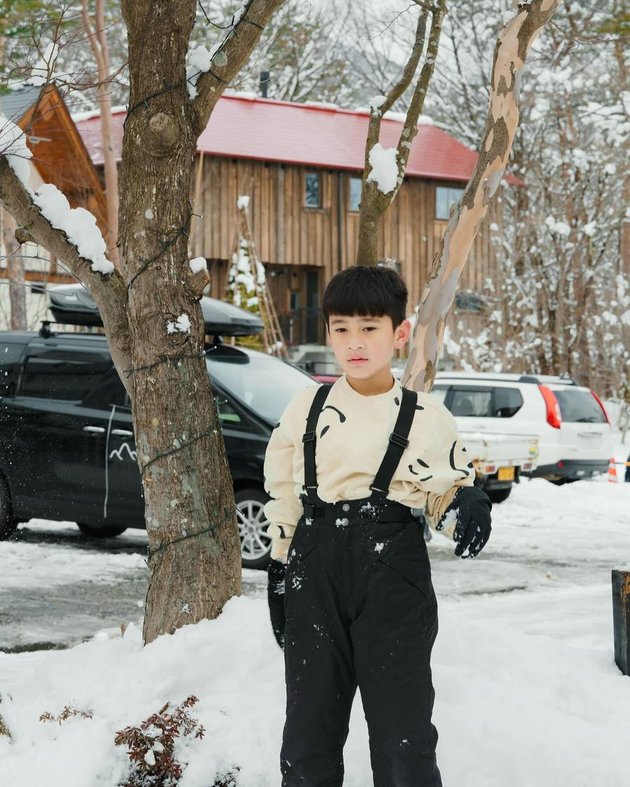 Jaehyun in Sachet Packaging, 8 Handsome Photos of Rafathar Playing in the Snow and Skiing in Japan