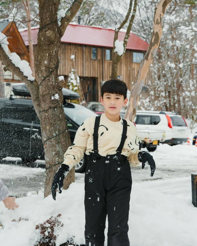 Jaehyun in Sachet Packaging, 8 Handsome Photos of Rafathar Playing in the Snow and Skiing in Japan