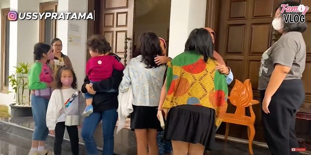 Maintain Good Relationships, 9 Portraits of Ussy Sulistiawaty Inviting Her Children to Meet Her Ex-Husband's Family - Netizens Focus on Her Luxury House