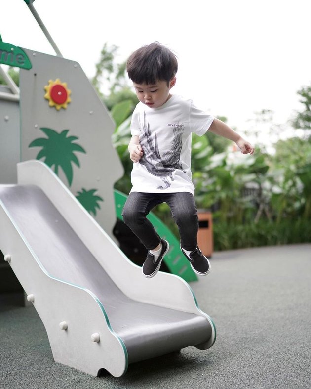 Little Hero! 10 Photos of Raphael Moeis, Sandra Dewi's Son, Playfully Jumping High in the Park Like a Superhero
