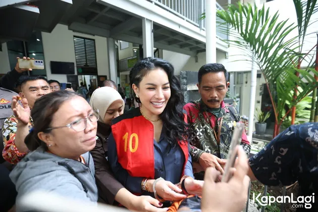 Nikita Mirzani Pakai Rompi Merah