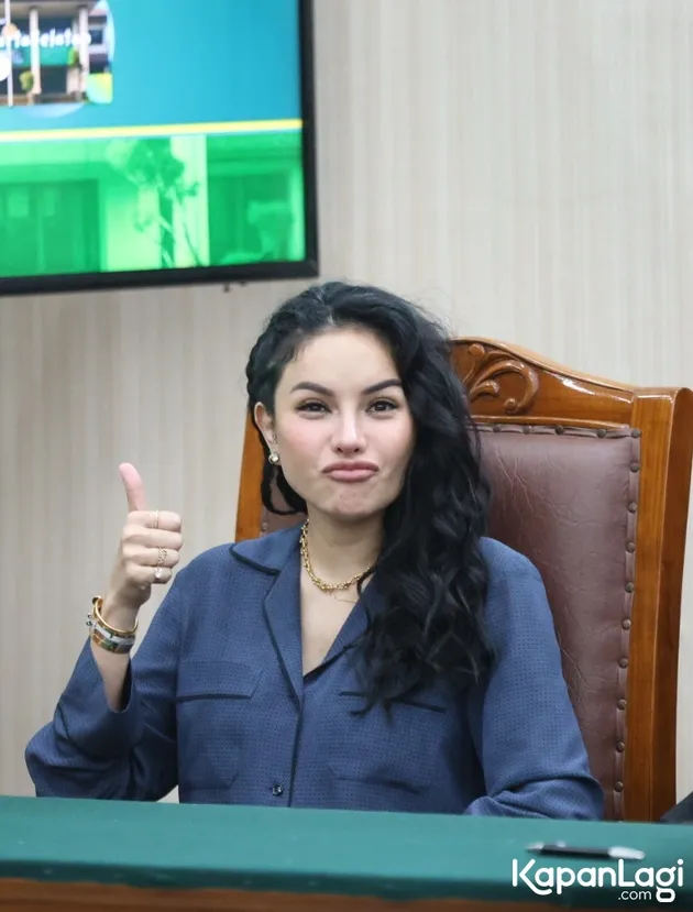 Nikita Mirzani Pose Jempol