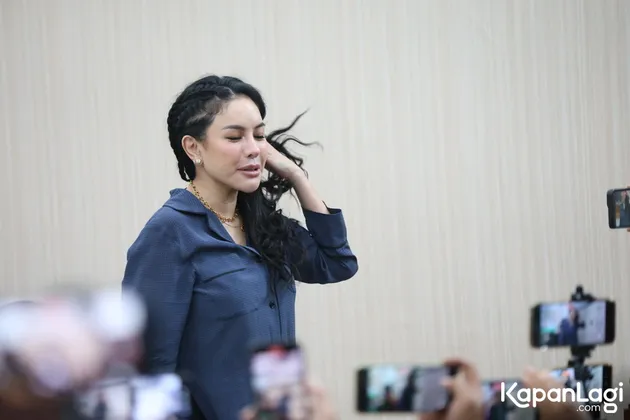 Nikita Mirzani Menyibakkan Rambut