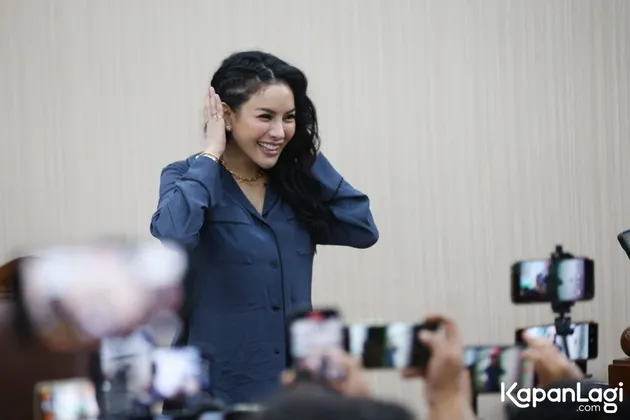 Nikita Mirzani Memegang Rambut