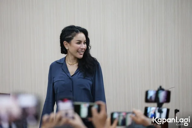 Nikita Mirzani Tersenyum