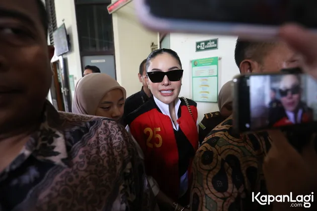 Nikita Mirzani Pakai Rompi Tahanan