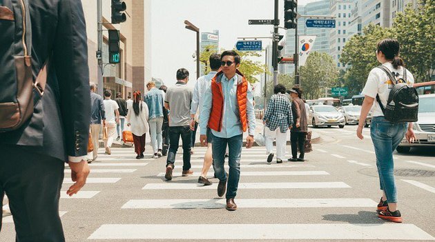 Menurut Calvin, ada begitu banyak penyeberangan jalan di Seoul. Dalam salah satu caption Instagramnya, dia mengatakan bahwa dia harus sering menyeberang lewat zebra cross.