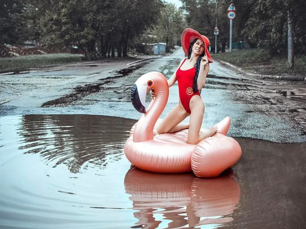 Foto ala Baywatch di jalan rusak