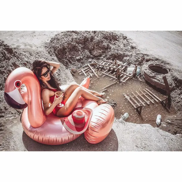 Foto ala Baywatch di jalan rusak