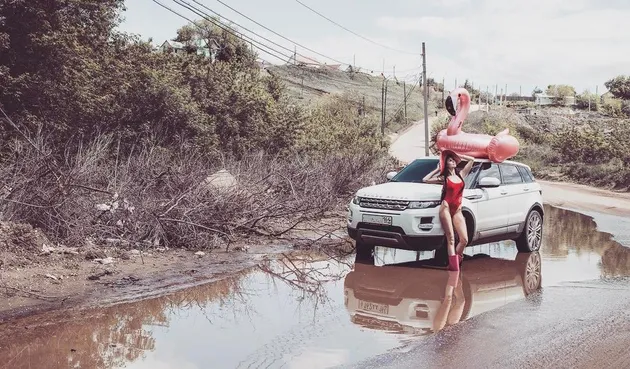 Foto ala Baywatch di jalan rusak