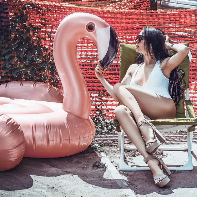 Foto ala Baywatch di jalan rusak