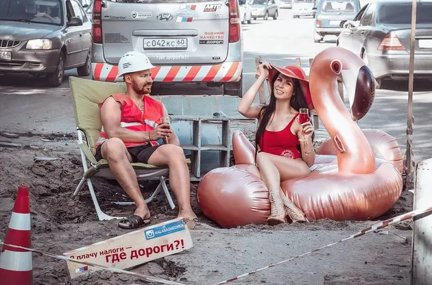 Foto ala Baywatch di jalan rusak