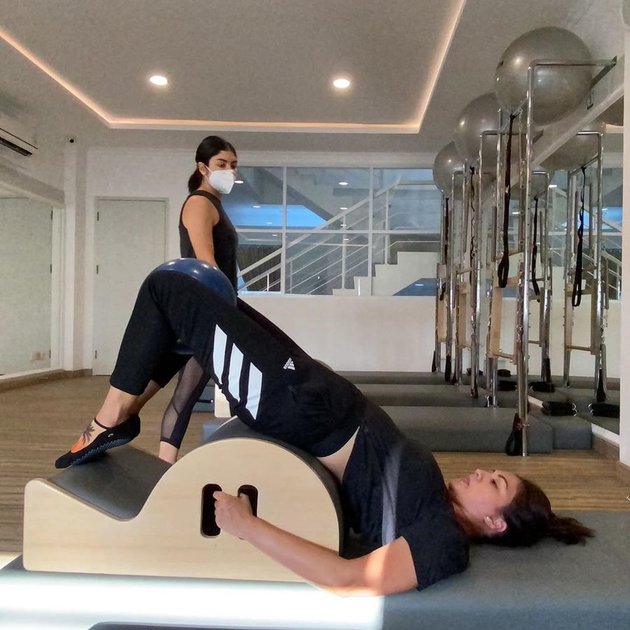Live a Healthy Lifestyle, Here are 8 Photos of Donna Agnesia Doing Pilates Movements that Make Netizens Unable to Handle It