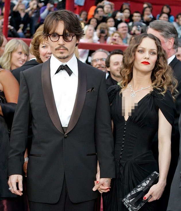 Yang pertama ada Johnny Depp dan Vanessa Paradis. Mereka memang sudah putus pada 2012 lalu. Sebelum kehadiran Amber Heard, Johnny dan Vanessa menjalani hubungan jangka panjang selama 14 tahun dan dikaruniai 2 anak.