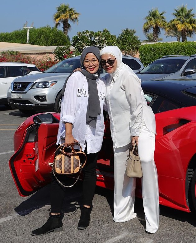 Wealthy Widow, 8 Portraits of Sarita Abdul Mukti's Luxury Vacation in Dubai - Socialite Rides Ferrari to Helicopter