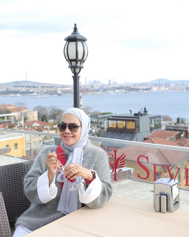Wealthy Widow, 8 Portraits of Sarita Abdul Mukti's Luxury Vacation in Dubai - Socialite Rides Ferrari to Helicopter