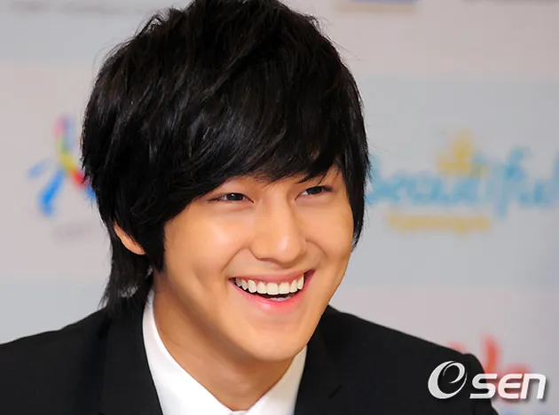 Senyum aktor drama Korea
