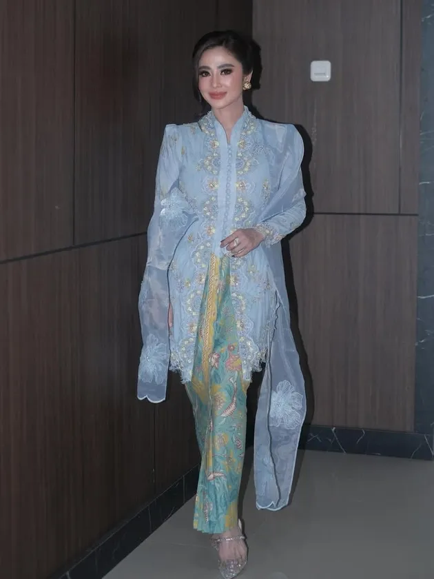 Dewi Perssik Pakai Kebaya