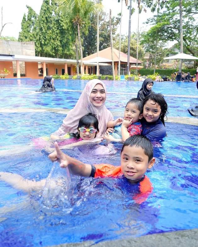 Close Age Gap, 8 Adorable Interactions of Oki Setiana Dewi's Four Children