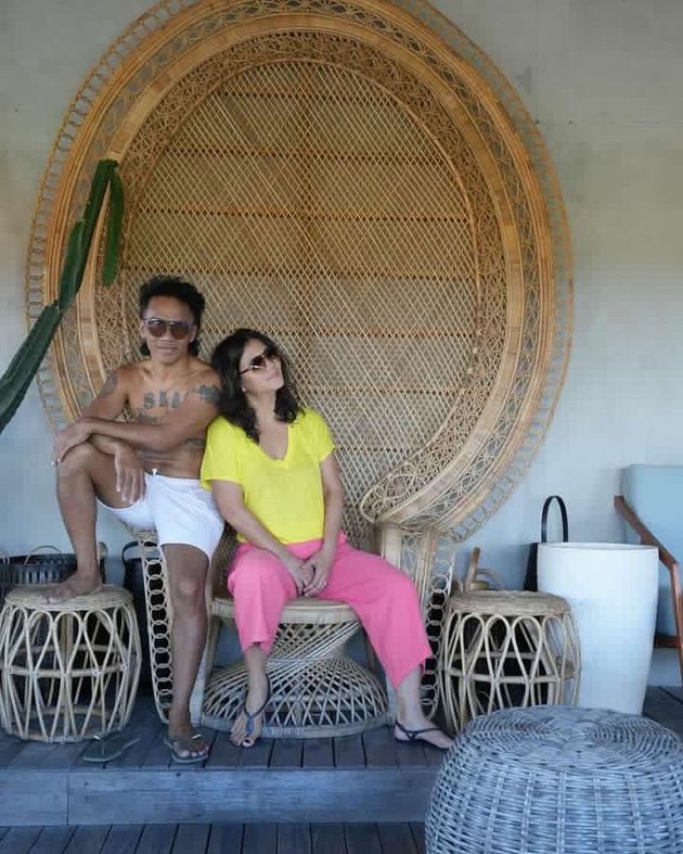 Rarely Displayed, Here are 8 Intimate Photos of Kaka Slank and his Wife who are Growing Harmonious in their 22-Year Marriage