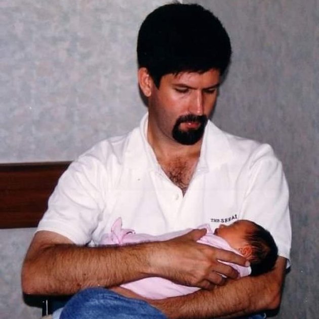 Rarely Seen, Here are 9 Photos of Stephanie Peotri's Togetherness with Her Father