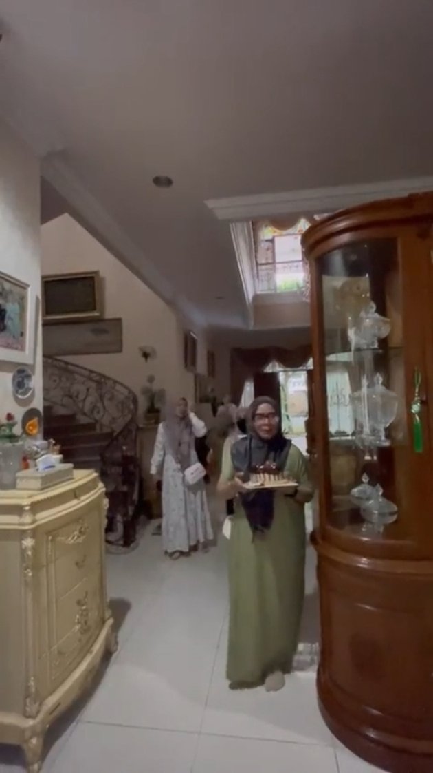 Rarely Spotlighted, Here's a Portrait of Syahrini's Step Sister's Simple and Far from Luxurious House