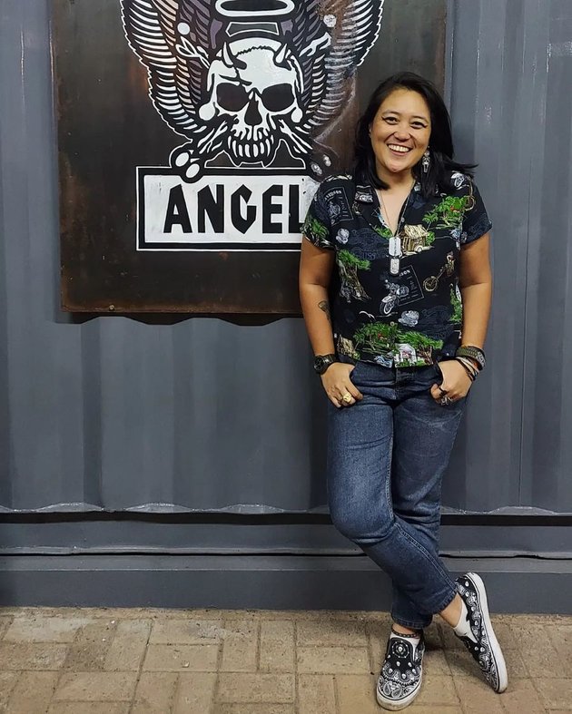 Rarely Seen, Portrait of Ipoet, Indro Warkop's Eldest Daughter who is Fierce and Tattooed - Following in Her Father's Footsteps as a Biker