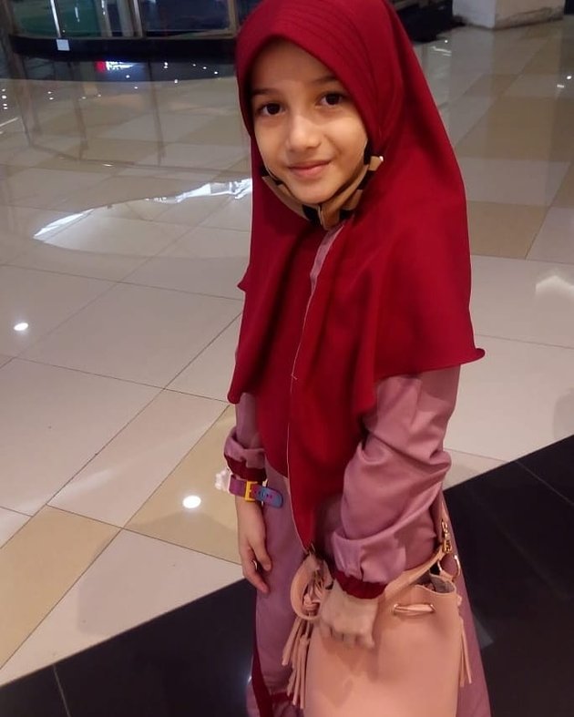 Rarely Glowing, This Series of Photos of Fesya Shakila, the Daughter of Ferdi Ali and the Late Shasya Yunisha, who is Now Growing Up - Very Beautiful