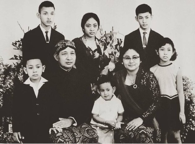 Rarely Highlighted, 8 Heartwarming Photos of President Soeharto's Children's Togetherness with their Grandparents