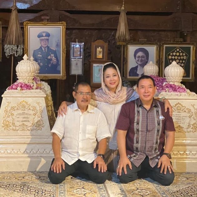 Rarely Highlighted, 8 Heartwarming Photos of President Soeharto's Children's Togetherness with their Grandparents
